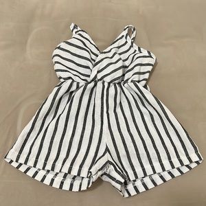 Es un mono es de talla 3M no tiene la etiqueta es usado y ha sido lavado